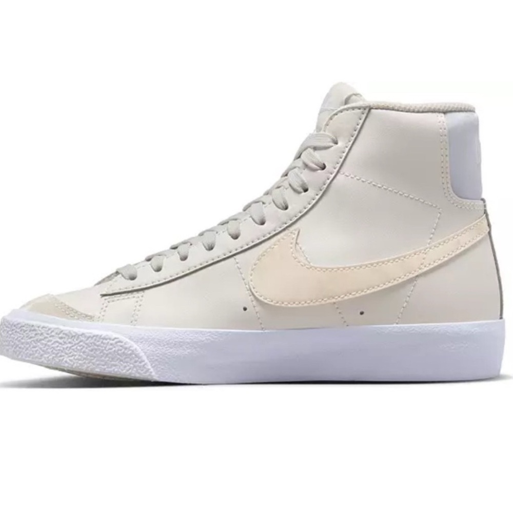 Nike High-Top Sneakers in Beige and White 4Y